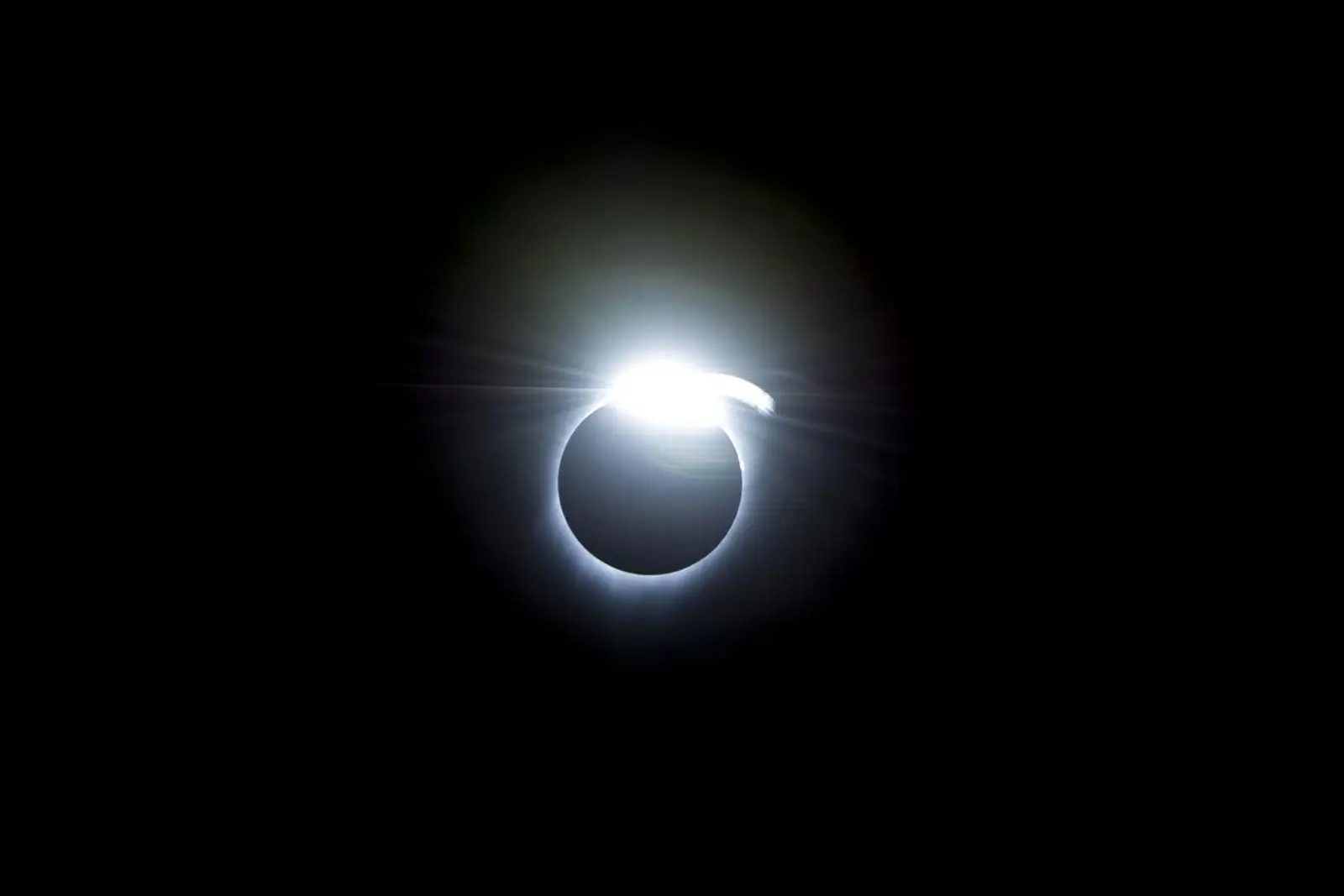 De corona van de zon tijdens een totale zonsverduistering