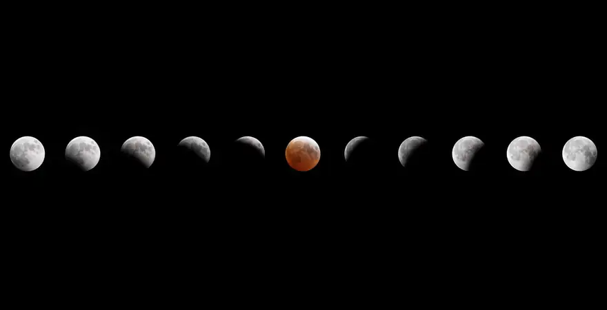 De opeenvolgende fasen van een totale maansverduistering met de rode bloedmaan in het midden