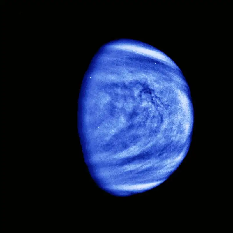 De planeet Venus in ultraviolet licht, met de wolkenstructuur zichtbaar